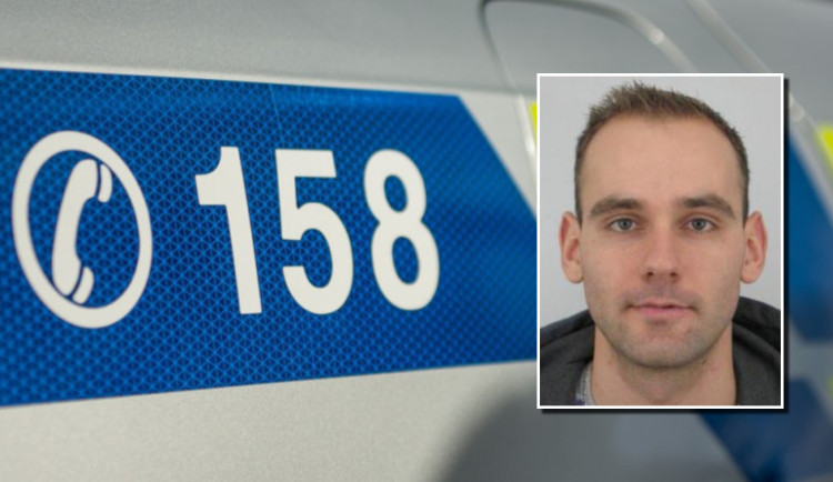 Policie stále nenašla muže, který v sobotu odešel z hotelu od své manželky. Existují vážné obavy, že si ublížil