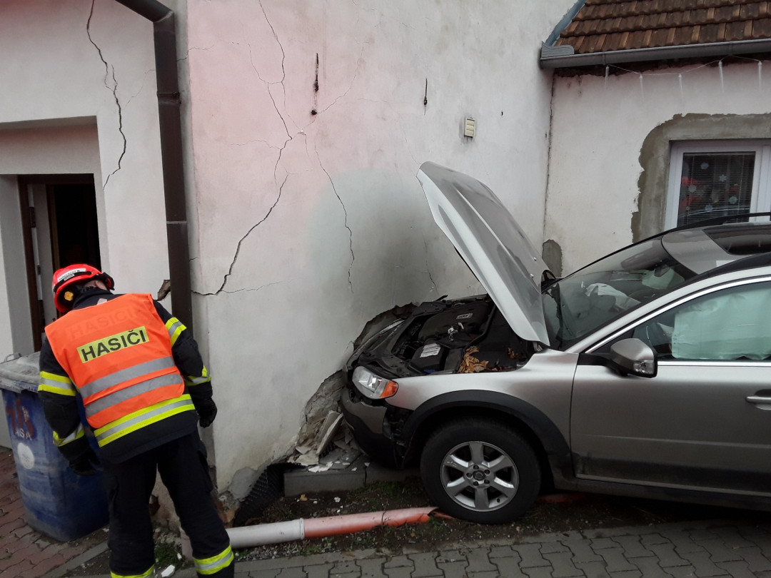 Auto v Sokolnicích vyjelo na chodník, srazilo seniora a narazilo do domu. Muž je těžce zraněný
