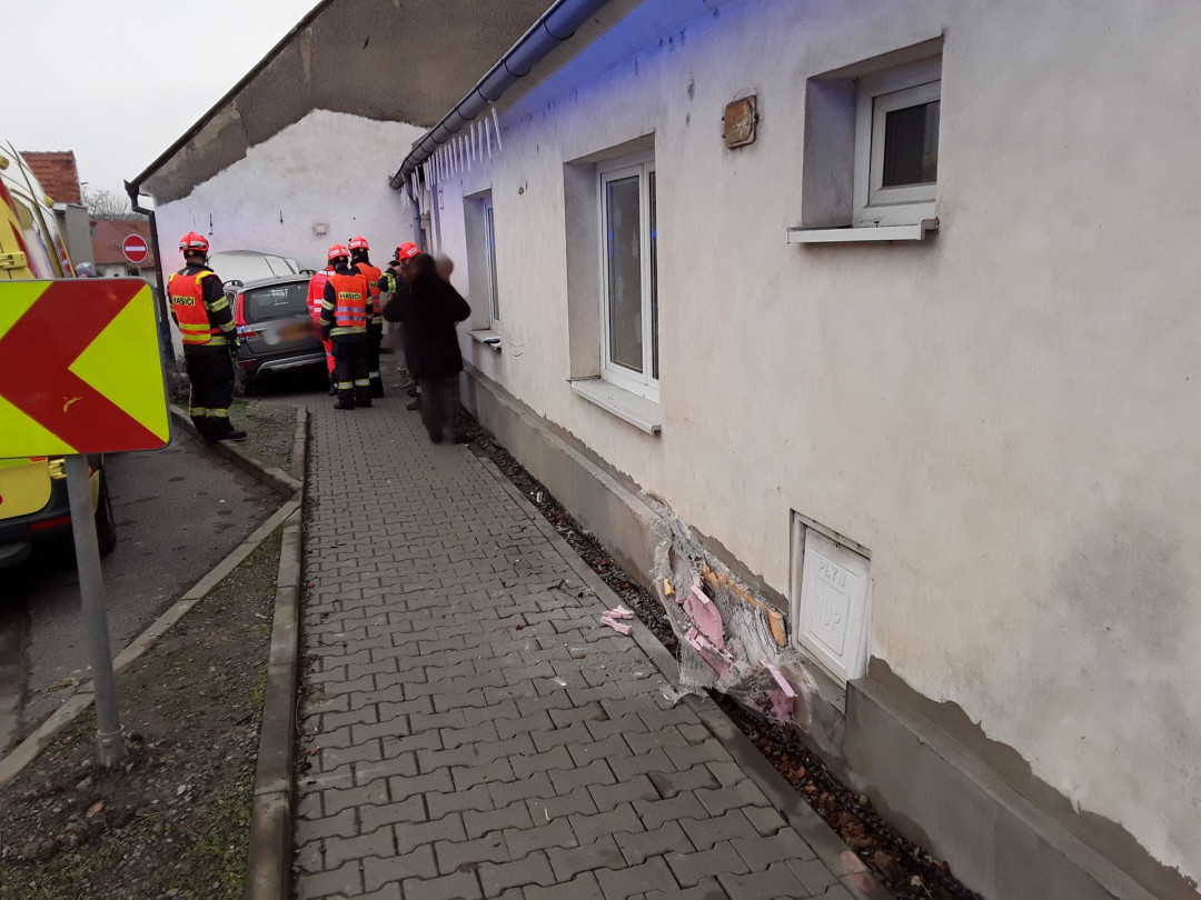Auto v Sokolnicích vyjelo na chodník, srazilo seniora a narazilo do domu. Muž je těžce zraněný