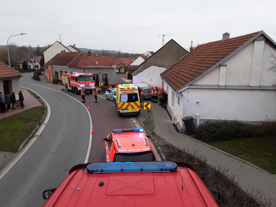 Auto v Sokolnicích vyjelo na chodník, srazilo seniora a narazilo do domu. Muž je těžce zraněný