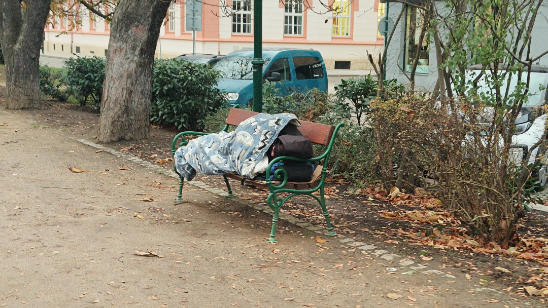 Spící bezdomovec v centru Plzně, listopad 2024