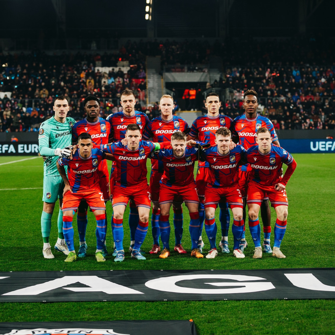 Fotbalisté Plzně neudrželi vedení a s Manchesterem gólem v závěru prohráli 1:2
