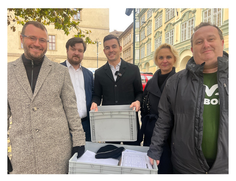 Svobodní sesbírali 50.000 podpisů na záchranu aut na benzín a naftu. Pět let po zrodu Green Dealu předali petici do Sněmovny