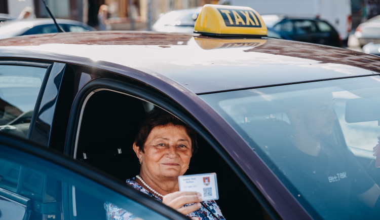 Senior Taxi v Hořicích slaví úspěch. Služba je vytížená