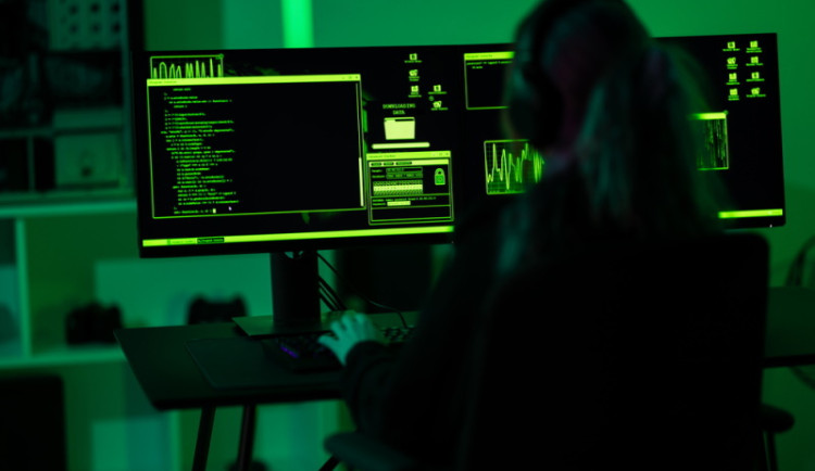Kdo chce přežít rok 2025, musí do svého IT pustit státní úředníky, umělou inteligenci a hackery, říká expert na kyberbezpečnost