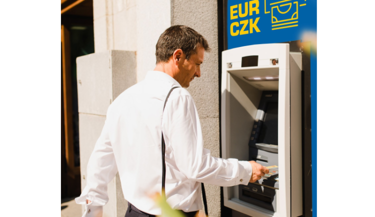 Průzkum: 93 % Čechů věří hotovosti, ale každý třetí má problém s jejím výběrem