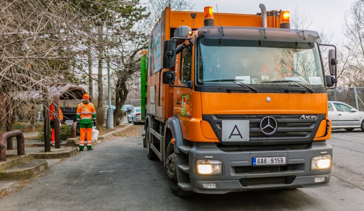 Jak vyzrát na třídění odpadu nejen o Vánocích? Pražské služby radí v zimním speciálu