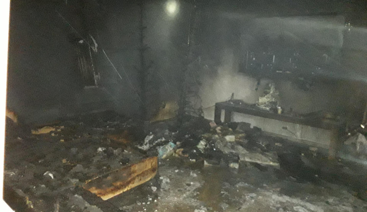 Požár vánočního stromku způsobil škodu za milion. Hasiči měli na Štědrý den dvě desítky výjezdů