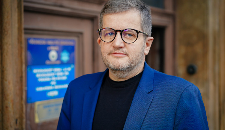 Mladí spolu méně spí, obavy o přežití druhu však nemám, říká sexuolog Libor Zámečník.