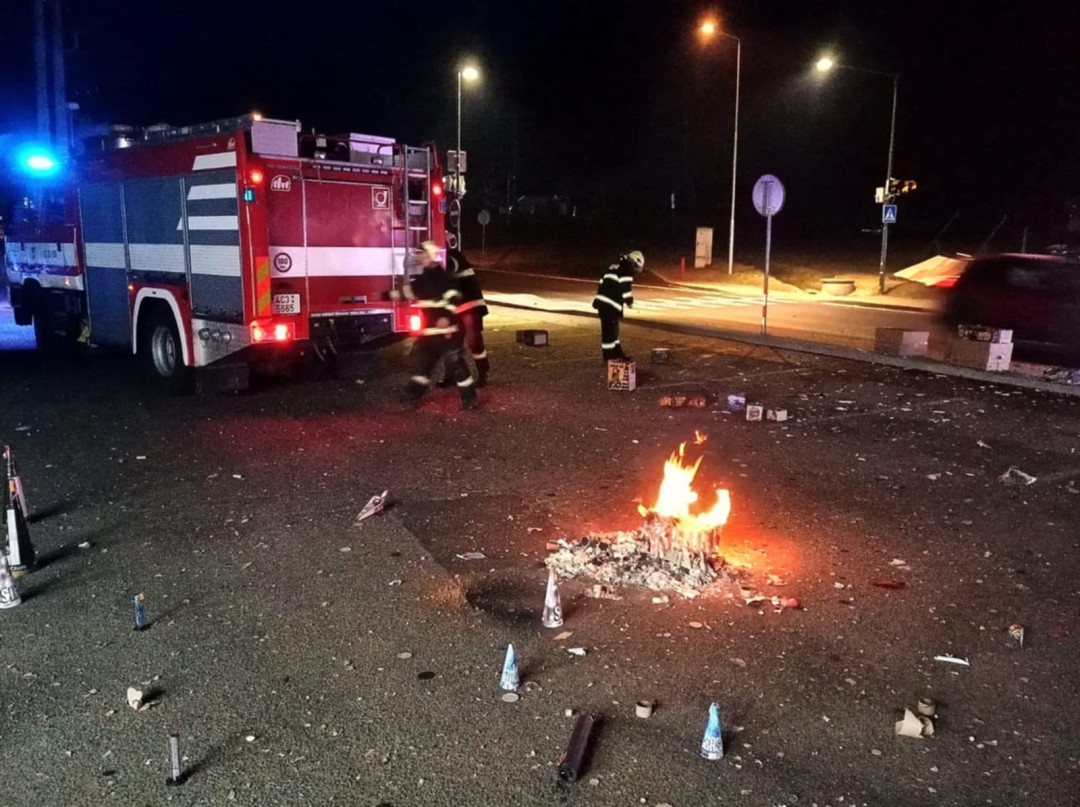 Bilance silvestrovské noci: Policisté zaznamenali 100 výjezdů, hasiči řešili 20 požárů