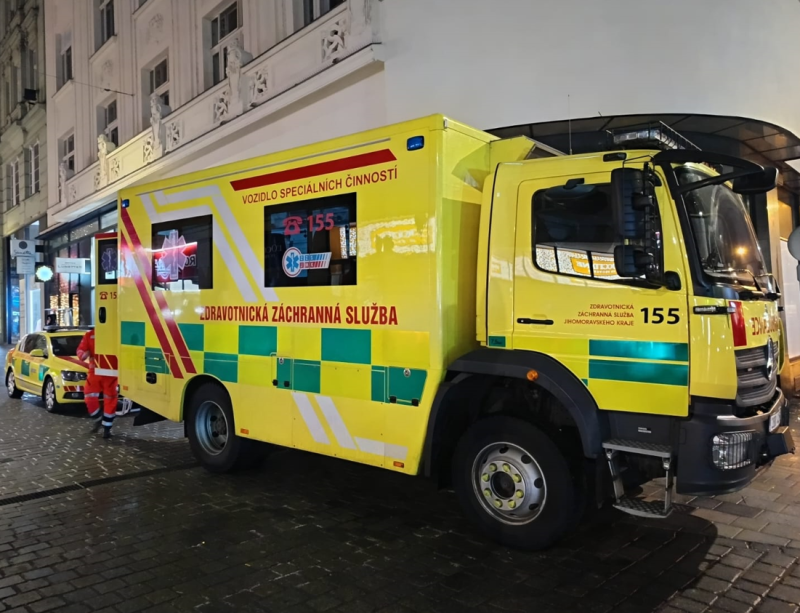 Záchranáře při novoročních oslavách zaměstnali hlavně opilí lidé. V sanitce pomohli na svět holčičce.