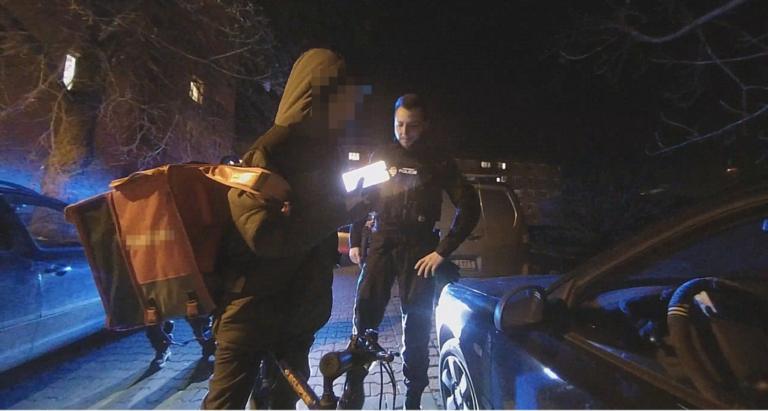 Cyklista porušil předpisy, nespolupracoval se s strážníky a drze si je točil na mobil