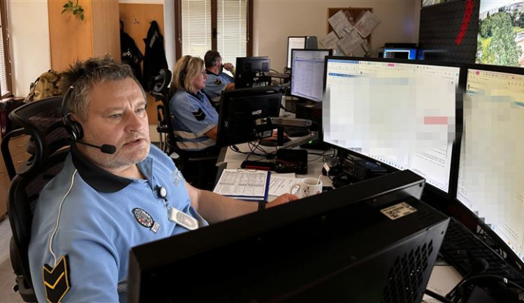 Opilá žena chtěla spáchat sebevraždu skokem do frekventované silnice v Hradci Králové