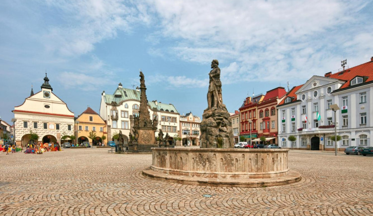 Ve Dvoře Králové chtějí upravit pravidla o nočním klidu. Zapojit se mohou i místní