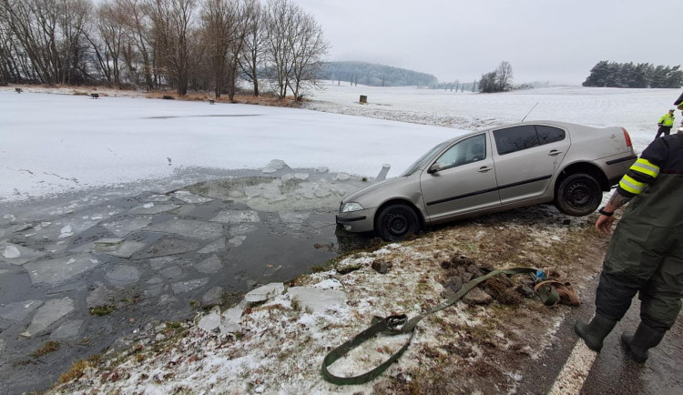 Řidič dostal na ledovce smyk a skončil s autem v rybníce. Silnice mohou namrzat i v noci na čtvrtek