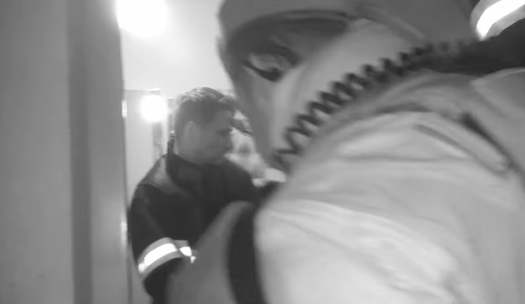 VIDEO: Pravděpodobně několik dní ležel senior na podlaze svého bytu. Pomohla mu policie