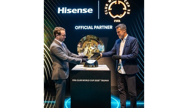 Hisense a FIFA na veletrhu CES 2025 nabízejí fanouškům první pohled na trofej FIFA Club World Cup 2025™