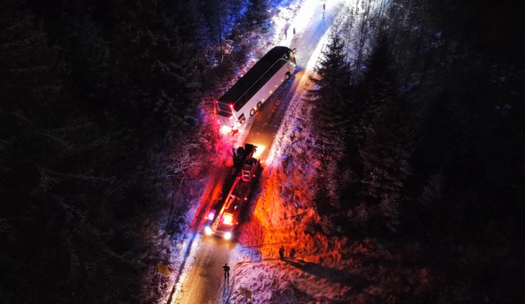 U Vyššího Brodu se pod autobusem utrhla krajnice, hasiči museli použít jeřáb