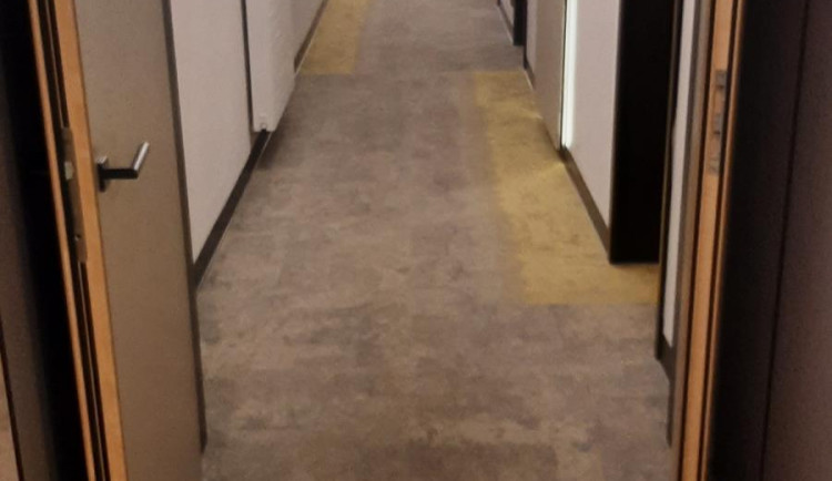 Muž vykradl hotelový pokoj. Policie na něj narazila při běžné silniční kontrole