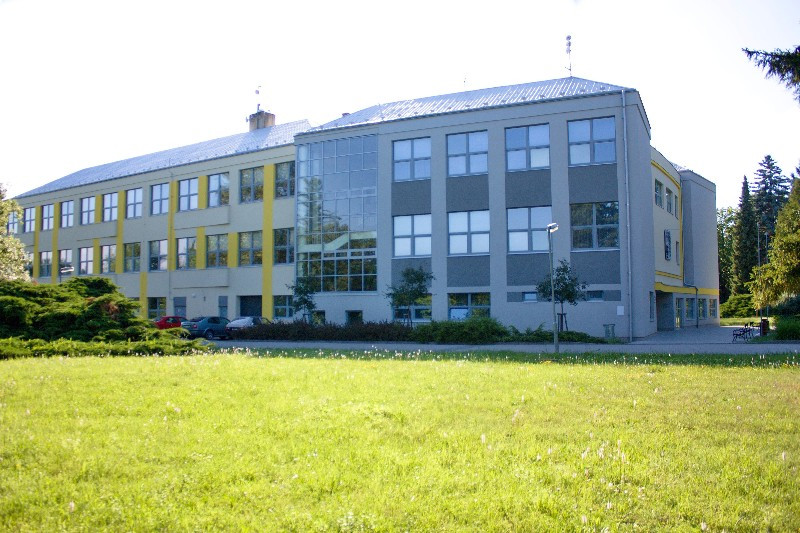 Kriminalisté vyšetřují pád dívky z okna základní školy na Prostějovsku. Zasahovala letecká záchranka