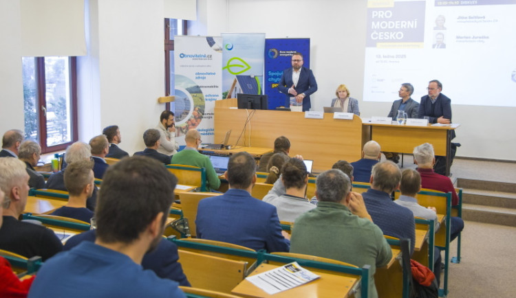 Agrovoltaika nebo bioplyn dávají farmářům šanci na aktivní roli v moderní energetice, zaznělo v Hranicích