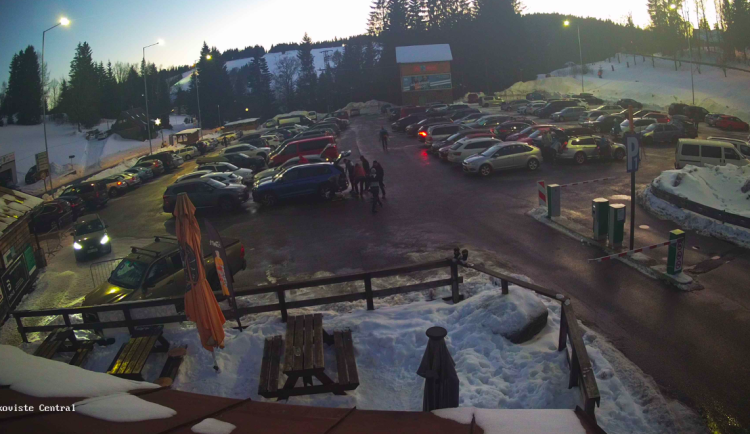 Lidé vzali Jizerky útokem, doprava v Bedřichově kolabovala. Policie uzavřela vjezd do obce