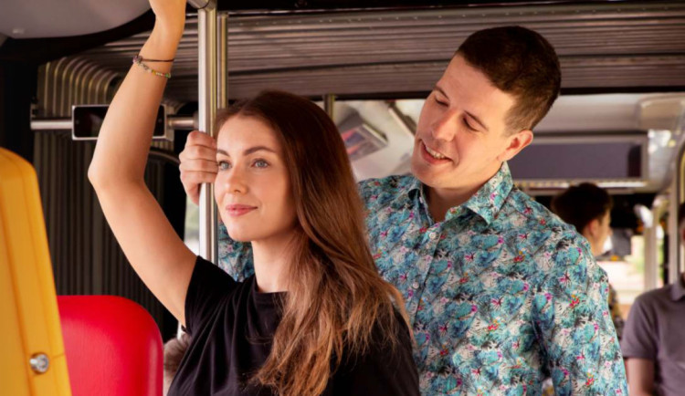 Jsme vaše seznamka. Dopravní podnik v kampani bagatelizuje sexuální násilí, zlobí se feministky