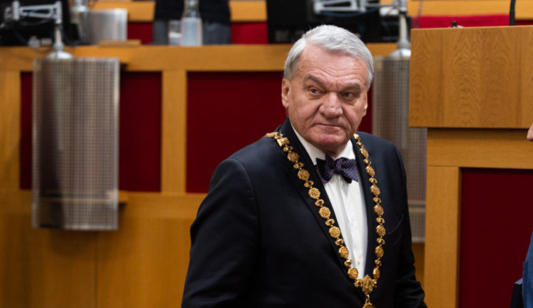 Primátor Svoboda požádal ministra vnitra Rakušana, aby posoudil odvolání ředitele magistrátu. Piráti chtějí audit jeho pochybení