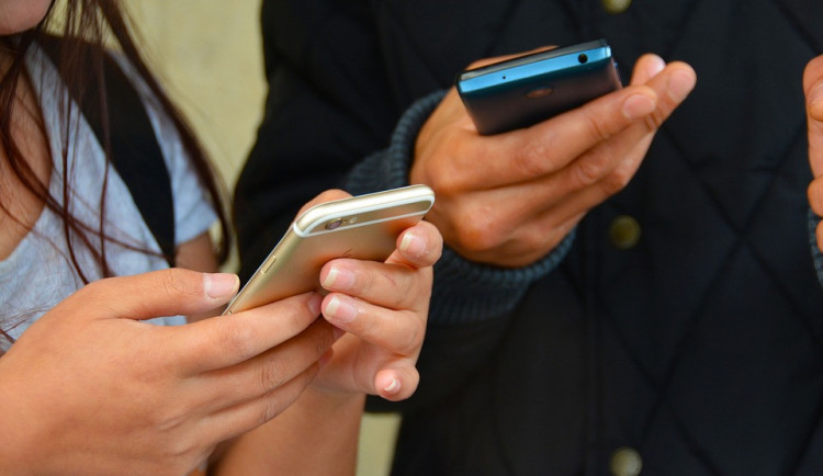 Telefonní zprávy vyzývají řidiče k zaplacení pokuty za rychlost, jedná se však o podvod