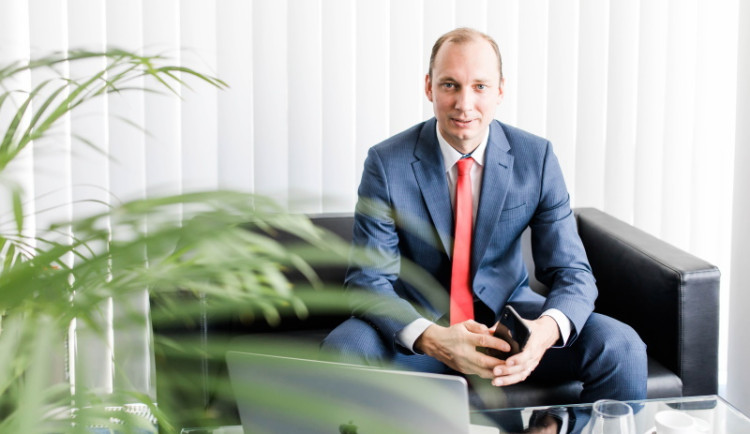 Oční zákroky v Česku: cizince láká cenově dostupná kvalita