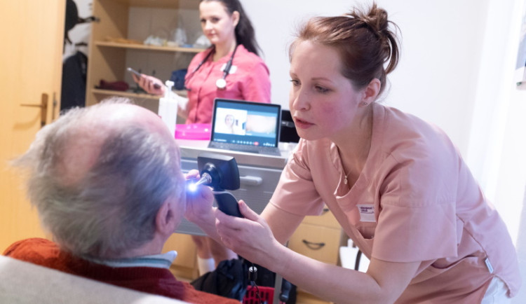 Přístrojová telemedicína v domovech seniorů má za sebou první měsíc provozu