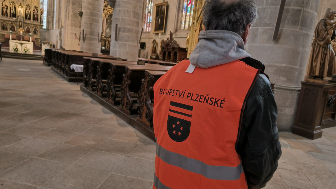 Týpek nadával v kostele, tak jsem ho vyprovodil ven, říká strážce katedrály. Ještě nedávno žil na ulici