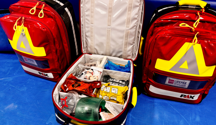 Hradečtí strážníci s novými zdravotnickými batohy bojují o naše životy