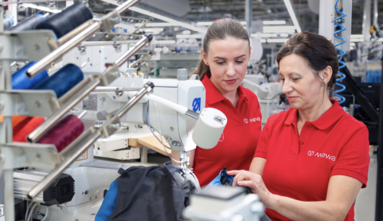 Pro udržitelnější pracovní oblečení: lepší opravit než recyklovat