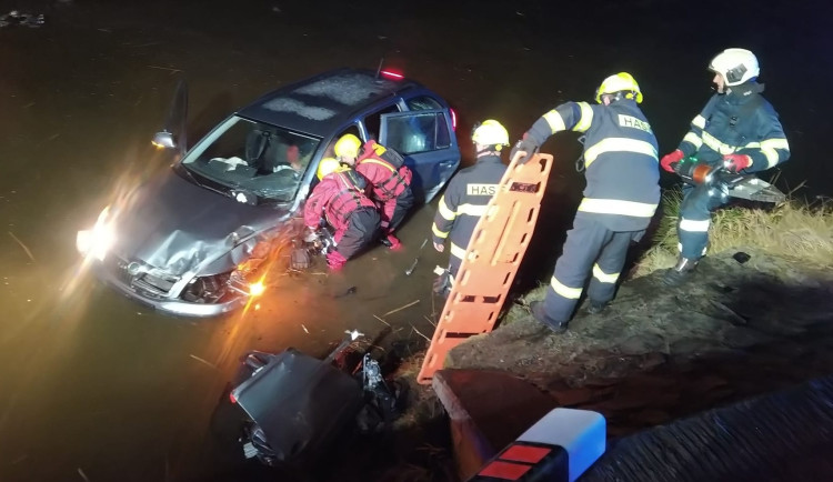 U Doňova sjelo auto do rybníka. Zůstal v něm zaklíněný starší muž