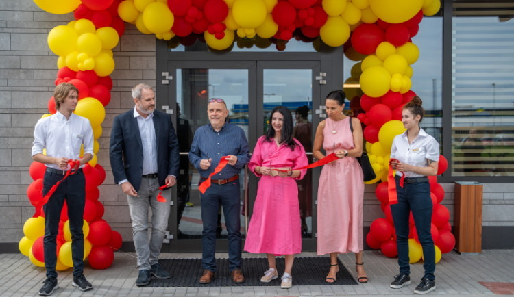 Nové restaurace, investice a ocenění od zákazníků. McDonald's v Česku dále upevňuje svoji pozici