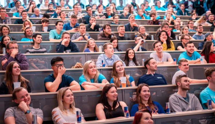 Univerzita Hradec Králové vychovává novou generaci IT bezpečnostních specialistů, zkušenosti jim předávají i experti z T-Mobilu