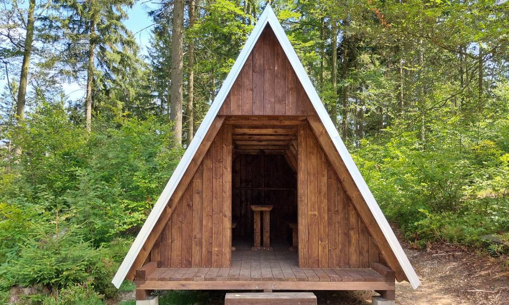 Lesy ČR dokončily 31 nových útulen pro bezpečný odpočinek turistů za téměř 7 milionů korun