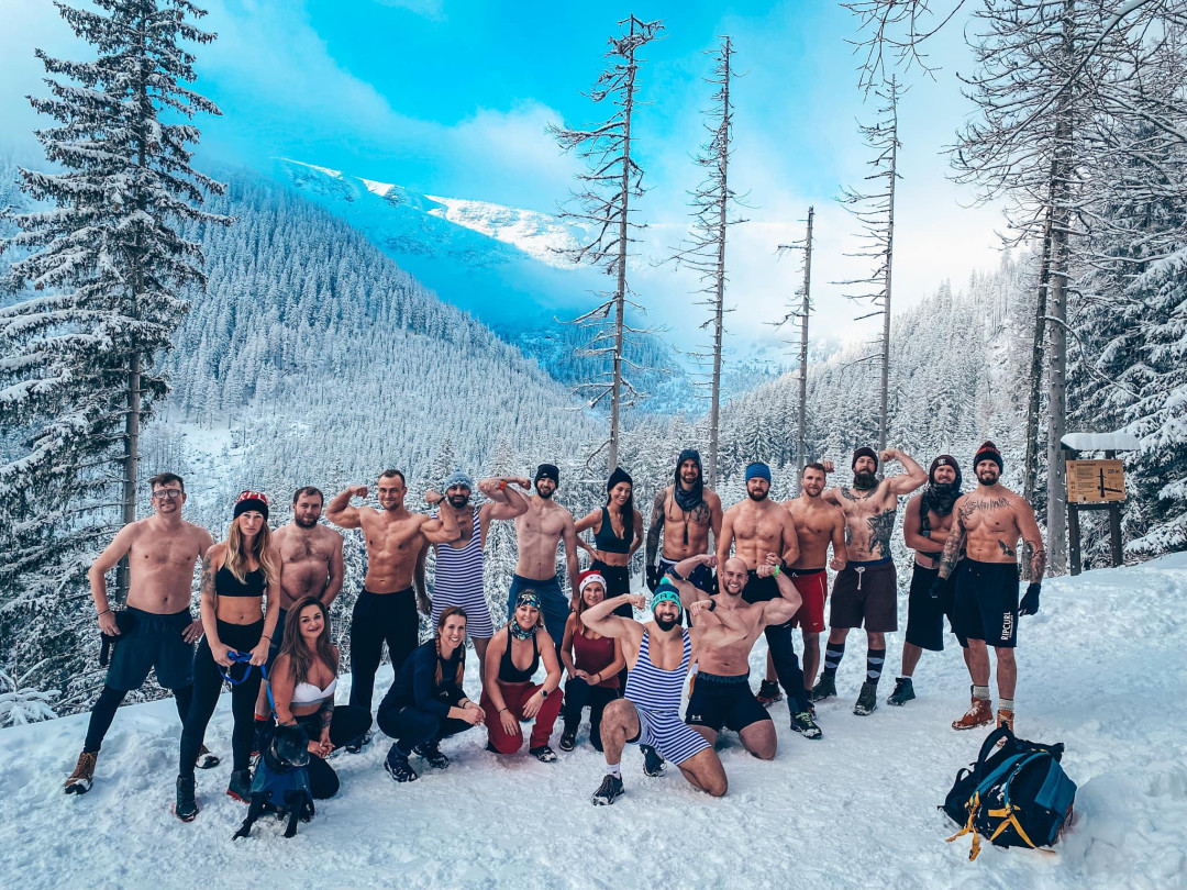 Lysou horu v Beskydech zdolalo skoro devadesát polonahých otužilců. Vytvořili světový rekord