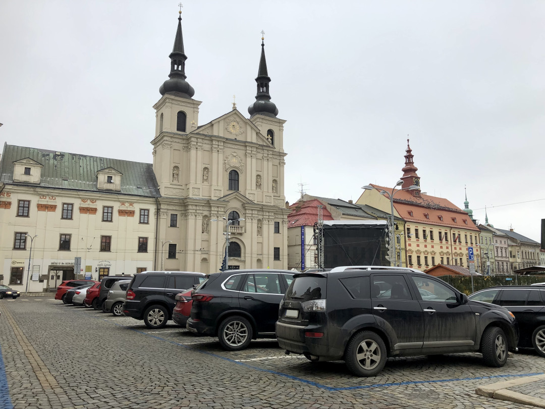 Parkování v Jihlavě I: Na náměstí se toho moc nezměnilo, dá se tam stát i zadarmo
