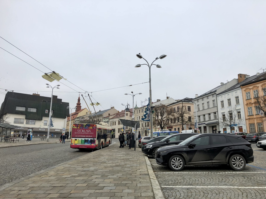 Parkování v Jihlavě I: Na náměstí se toho moc nezměnilo, dá se tam stát i zadarmo