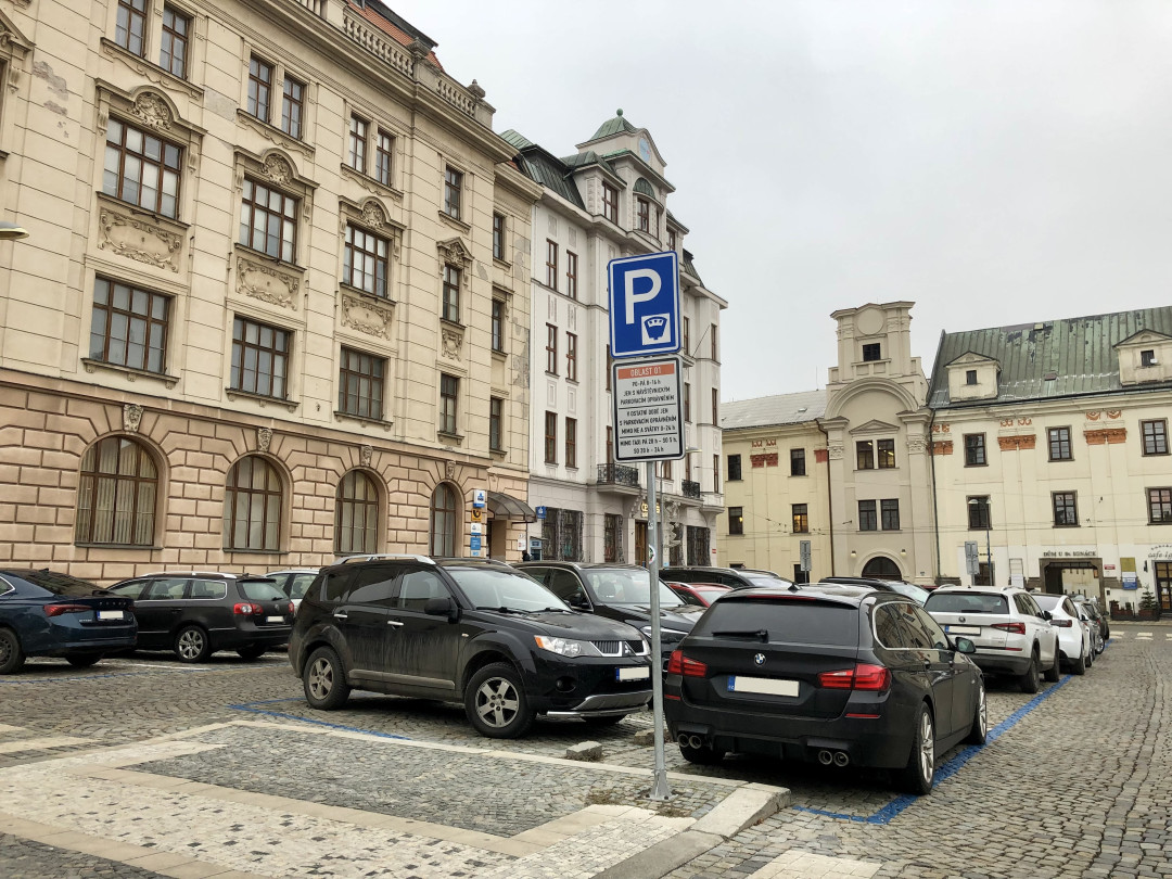Parkování v Jihlavě I: Na náměstí se toho moc nezměnilo, dá se tam stát i zadarmo