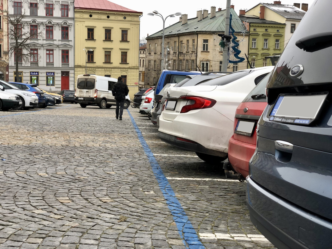 Parkování v Jihlavě I: Na náměstí se toho moc nezměnilo, dá se tam stát i zadarmo
