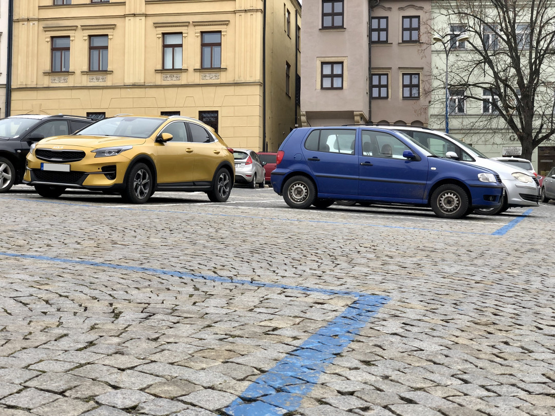 Parkování v Jihlavě I: Na náměstí se toho moc nezměnilo, dá se tam stát i zadarmo