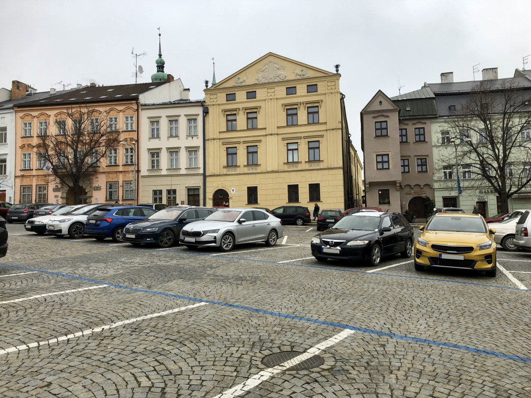 Parkování v Jihlavě I: Na náměstí se toho moc nezměnilo, dá se tam stát i zadarmo
