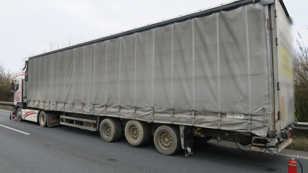 Vážná nehoda zablokovala dálnici D35 u Mohelnice, řidička přes dým nepostřehla brzdění kamionu