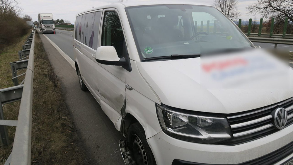 Vážná nehoda zablokovala dálnici D35 u Mohelnice, řidička přes dým nepostřehla brzdění kamionu