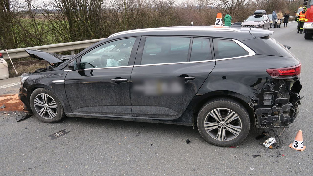 Vážná nehoda zablokovala dálnici D35 u Mohelnice, řidička přes dým nepostřehla brzdění kamionu