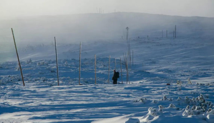 Horská služba v Krkonoších varuje před zničeným tyčovým značením