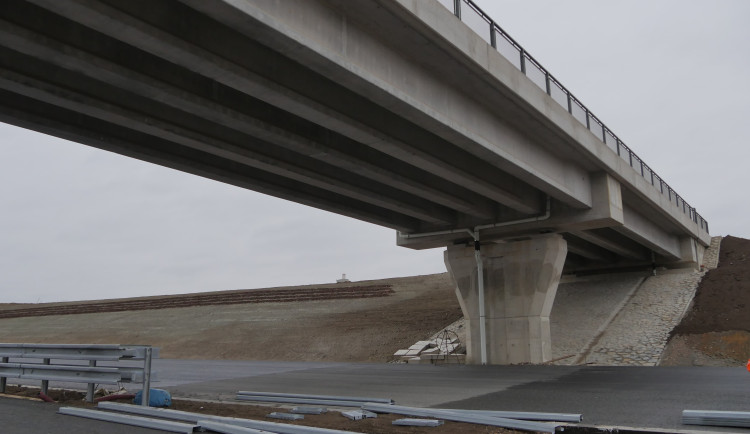 Dálnici mezi Sadovou a Hořicemi otevřou silničáři o rok dříve